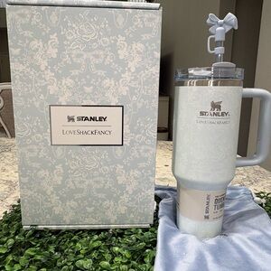 Stanley x LoveShackFancy Holiday
Quencher 40 oz Toscana Toile Alpine Blue